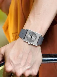 Gros plan détaillé de la montre argentée carrée TOMI avec bracelet en silicone gris
