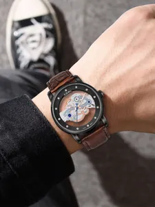 Detail der TOMI Herren Quarzuhr mit Skelettzifferblatt und braunem Lederarmband