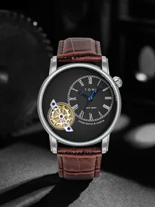 Dettaglio dell'orologio al quarzo da uomo TOMI con il cinturino in pelle marrone