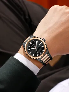 Vista dettagliata dell'orologio da uomo TOMI con quadrante nero e cinturino bicolore