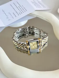 Détail d'une élégante montre carrée vintage en forme de cadenas avec bracelet bicolore