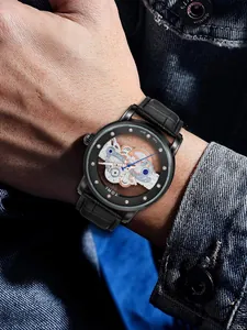 Nahaufnahme der TOMI Herren-Business-Uhr mit schwarzem Lederarmband und Skelett-Zifferblatt