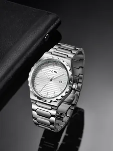 Vista dettagliata dell'orologio da uomo TOMI in acciaio inossidabile argento con quadrante
