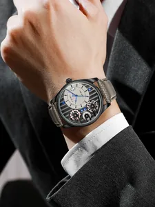 Dettaglio dell'orologio al quarzo TOMI Business con quadrante a ingranaggi e cinturino in pelle grigia