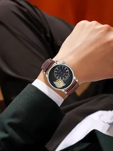 Primo piano di un orologio al quarzo da uomo TOMI Face Gear con cinturino in pelle marrone