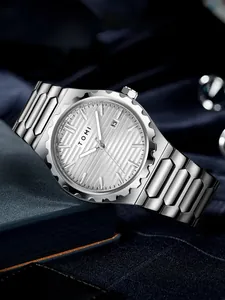Vista dettagliata dell'orologio da uomo TOMI in acciaio con quadrante strutturato.