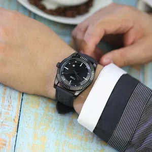 Vue détaillée de la montre à quartz noire TOMI pour homme avec lunette cannelée et date