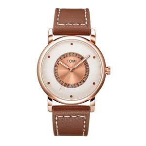 Dettaglio dell'orologio minimalista TOMI con cinturino in pelle marrone e cassa oro rosa