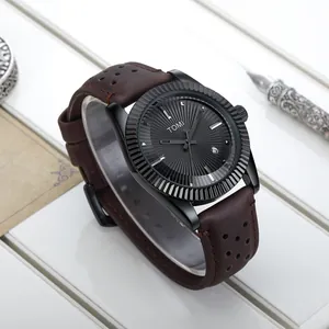 Détail de la montre à quartz TOMI T098 avec bracelet en cuir brun et lunette cannelée
