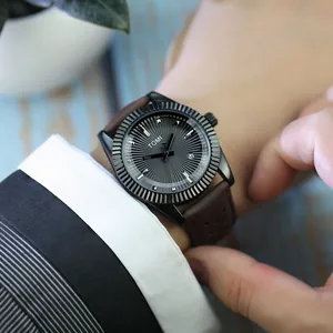 Gros plan de la montre à quartz TOMI pour homme avec lunette cannelée et bracelet en cuir
