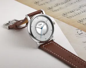 Primo piano orologio TOMI argento con cinturino in pelle marrone e spartito.