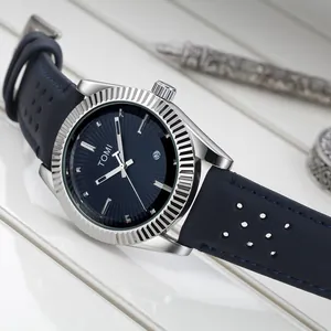 Vue détaillée de la montre à quartz TOMI pour homme avec cadran bleu et lunette