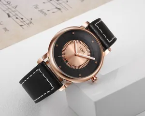 Primo piano di un orologio TOMI in oro rosa con cinturino nero e spartiti