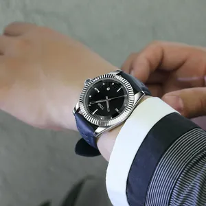 Vue détaillée de la montre à quartz TOMI pour homme avec lunette cannelée et bracelet bleu