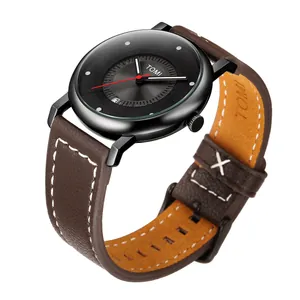 Dettaglio dell'orologio TOMI minimalista con cinturino in pelle marrone e datario