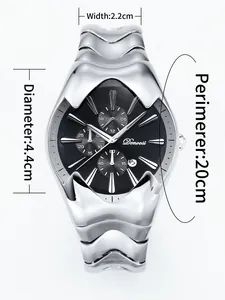 Détail de la montre argentée Y2K montrant un diamètre de 4,4 cm et un bracelet 2,2 cm.