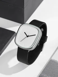 Vue détaillée d'une montre à quartz minimaliste en forme de galet avec bracelet en cuir