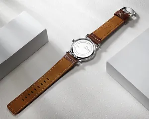 Dettaglio del fondello in acciaio inox e cinturino in pelle marrone orologio TOMI