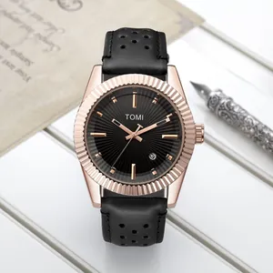 Gros plan d'une montre à quartz pour homme avec lunette cannelée en or rose