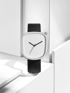 Vue détaillée d'une montre à quartz minimaliste argentée en forme de galet avec cuir noir