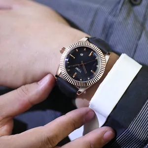 Détail d'une montre à quartz pour homme TOMI avec une lunette cannelée en or rose