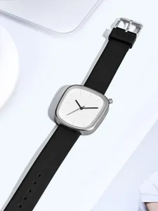 Gros plan de la montre à quartz TOMI minimaliste en forme de galet avec bracelet en cuir.
