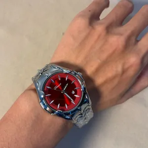 Montre pour homme style Y2K argentée irrégulière de haute qualité avec cadran rouge