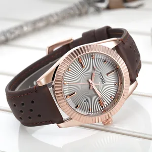 Gros plan de la montre à quartz TOMI pour hommes avec lunette cannelée et cadran argent.