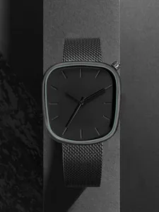 Montre à quartz minimaliste noir mat avec bracelet en maille d'acier.