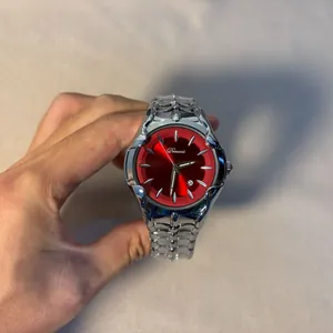 Montre Y2K homme avec cadran rouge brossé, aiguilles lumineuses et bracelet en acier argenté