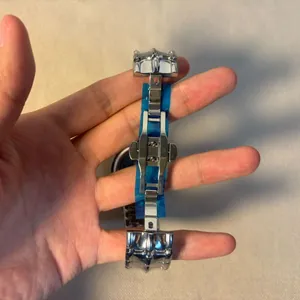 Montre homme Y2K avec un fermoir papillon argenté de haute qualité et bracelet en métal.