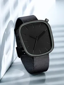 Gros plan d'une montre à quartz noire minimaliste avec bracelet en maille métal