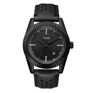 Vue détaillée de la montre à quartz noire TOMI avec cadran rayon de soleil et guichet de date