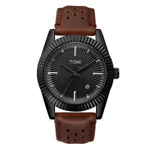 Gros plan détaillé de la montre à quartz TOMI avec lunette cannelée et cadran noir soleil