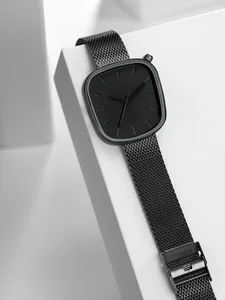Vue détaillée d'une montre galet noir mat avec bracelet en maille d'acier inox