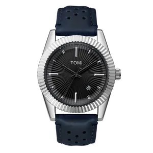 Gros plan de la montre à quartz pour hommes TOMI avec lunette cannelée et bracelet bleu.
