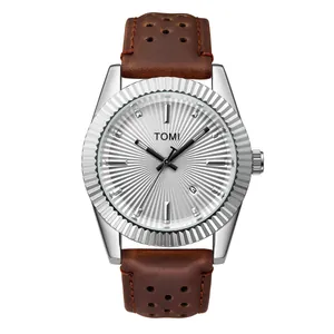 Gros plan sur la montre à quartz TOMI pour homme avec bracelet en cuir brun et date