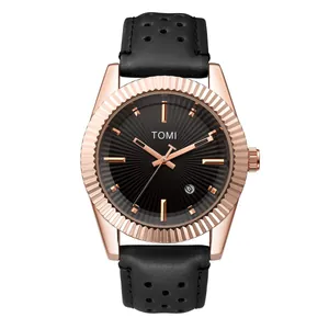 Vue détaillée de la montre à quartz TOMI pour homme avec lunette cannelée en or rose.