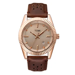 Détail de la montre à quartz TOMI pour homme avec lunette dentelée et dateur
