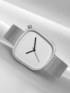 Vue détaillée d'une montre argentée minimaliste en forme de galet avec cadran blanc
