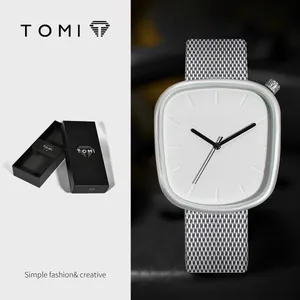 Montre à quartz TOMI minimaliste avec cadran en forme de galet et bracelet en maille argent.