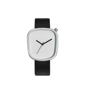 Montre à quartz minimaliste en forme de galet avec bracelet en cuir noir et cadran blanc épuré.