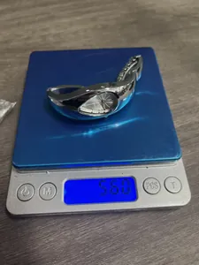Vue macro d'une montre bracelet goutte Y2K argentée pesant 56,0 grammes sur une balance