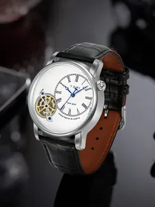 Vista dettagliata dell'orologio TOMI face gear con quadrante bianco e cinturino