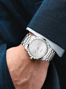 Primo piano dell'orologio business argento TOMI con cinturino in acciaio al polso elegante