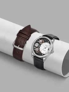 Vista dettagliata dell'orologio al quarzo TOMI da uomo con design a ingranaggi e cinturini.