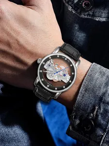 Detail der TOMI Herren-Skelett-Quarzuhr mit schwarzem Lederarmband am Handgelenk