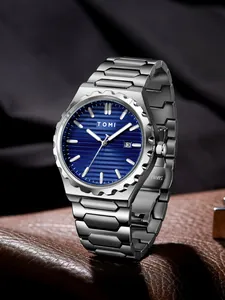 Dettaglio dell'orologio da uomo TOMI con quadrante blu testurizzato e cinturino in acciaio