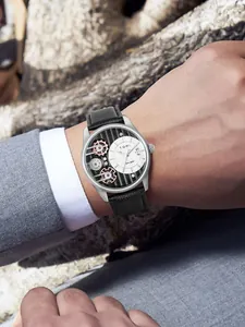 Primo piano dell'orologio da uomo TOMI con quadrante a ingranaggi e cinturino in pelle nera