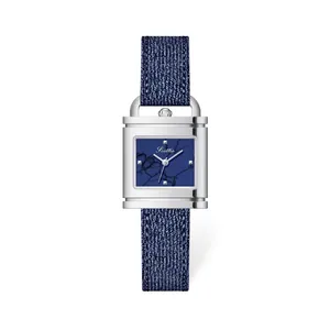 Montre carrée vintage style cadenas avec cadran marbré bleu et bracelet en denim.
